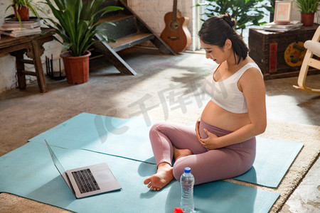 孕妇摄影照片_孕妇在室内健身