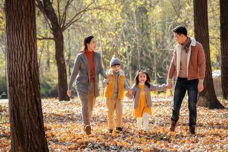 秋天幸福家庭在户外散步