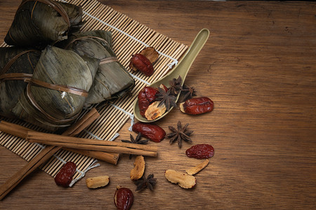 端午节或饺子节木桌上竹叶上的粽子或中国传统粽子