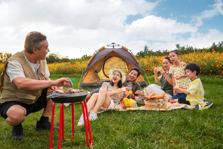 旅游美景摄影照片_快乐家庭在郊外烧烤野餐
