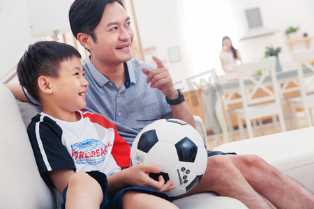 足球人物摄影照片_父亲和儿子在家玩足球