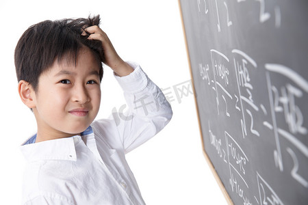 数学教育摄影照片_小学男生被数学题难住