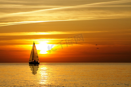 帆船拍摄影照片_帆船在日落时