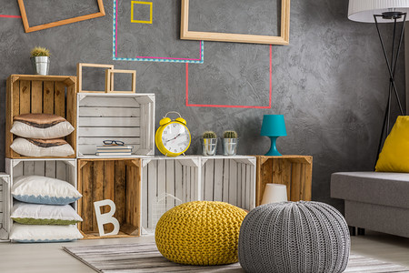 stylish摄影照片_Wooden boxes on the background of wall