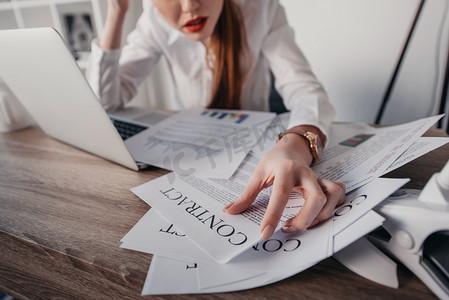 partial摄影照片_stressed businesswoman with laptop