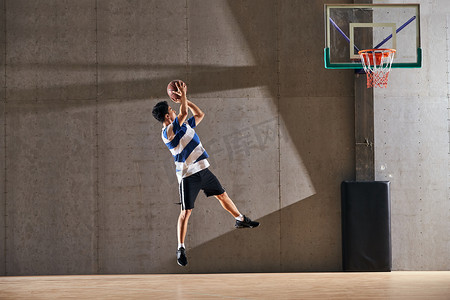 体育球场摄影照片_青年男人打篮球