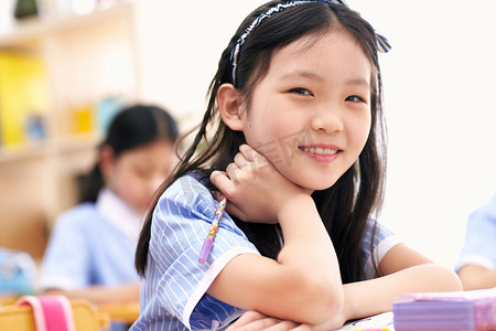 女生头饰摄影照片_小学女生在教室里