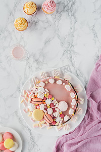 生日蛋糕蛋糕摄影照片_平躺在粉红色的生日蛋糕与棉花糖, 蛋糕和奶昔在大理石桌上 