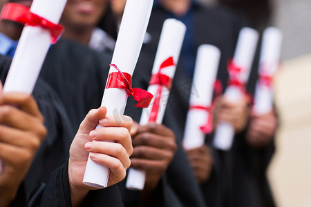 degree摄影照片_Graduates holding diploma