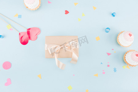 hearts摄影照片_cakes and gift box with ribbon