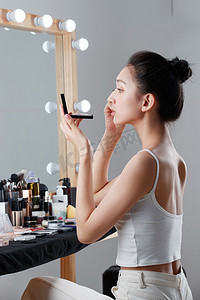 化妆品人物摄影照片_年轻女人在化妆间里化妆