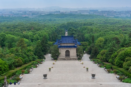 俯瞰森林摄影照片_江苏南京中山陵俯瞰城市全景摄影图配图