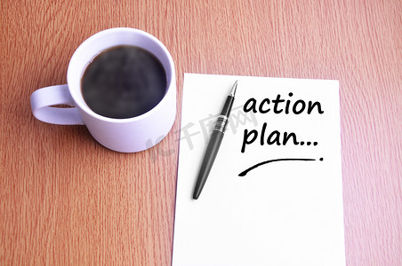 行动计划摄影照片_咖啡、 钢笔和笔记写行动计划