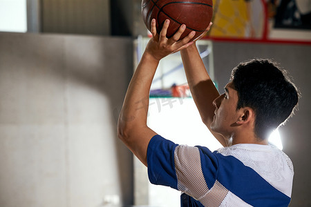 体育馆运动场摄影照片_青年男人打篮球