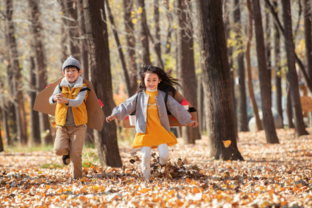 快乐儿童在户外玩耍快乐的父亲和孩子们在户外玩耍快乐的父亲和孩子们