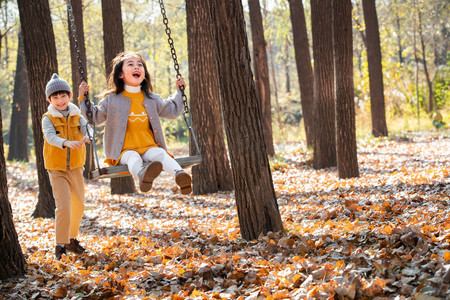 秋天小女孩摄影图片-秋天小女孩摄影作品-千库网
