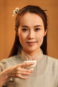 中国古典养生摄影照片_青年女人喝茶