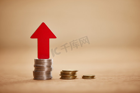 箭头摄影照片_增加图表用红色箭头向上,金融增长概念的硬币