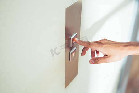 女性的手指推电梯按钮