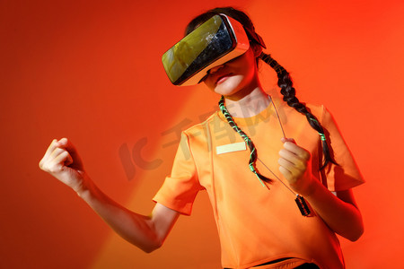 vr虚拟现实摄影照片_戴着VR眼镜的个性年轻女孩
