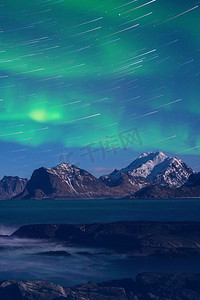 北极光, 北极光与星光小径越过落基山脉, 风景秀丽的夜景, 挪威的罗弗敦群岛。垂直图像