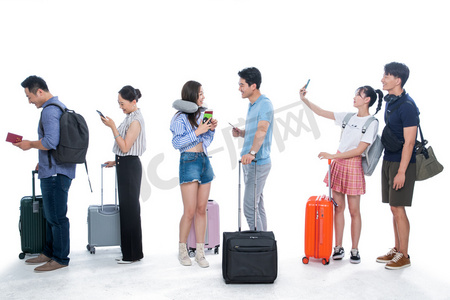 旅行行李摄影照片_拿着行李排队等候的旅客