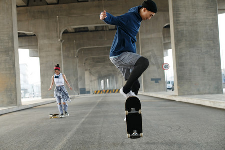 潮流跳跃人物摄影照片_玩滑板的年轻人