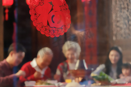 传统节日喜庆摄影照片_幸福东方家庭过年吃年夜饭