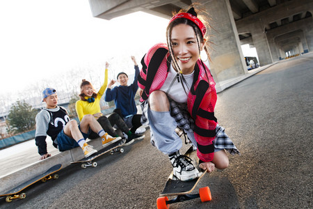 运动潮流摄影照片_玩滑板的年轻人
