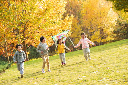 儿童放风筝卡通摄影照片_快乐的小朋友在公园里放风筝