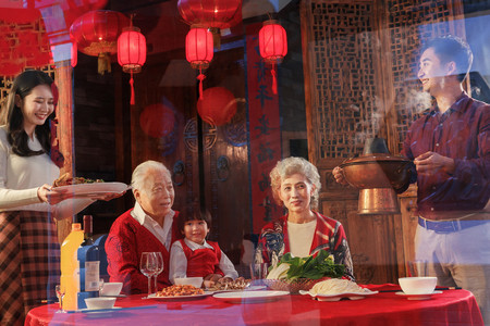 幸福东方家庭准备过年吃的团圆饭
