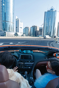 时尚街拍摄影照片_时尚的青年伴侣驾驶跑车兜风