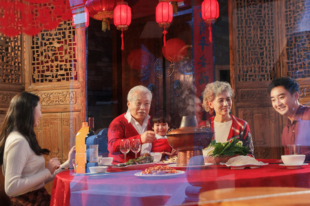 吃年夜饭的人摄影照片_幸福东方家庭过年吃年夜饭