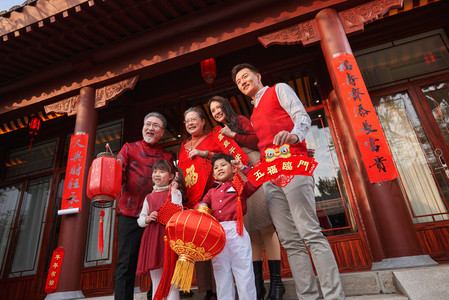 红色的除夕字摄影照片_幸福的大家庭庆贺新年