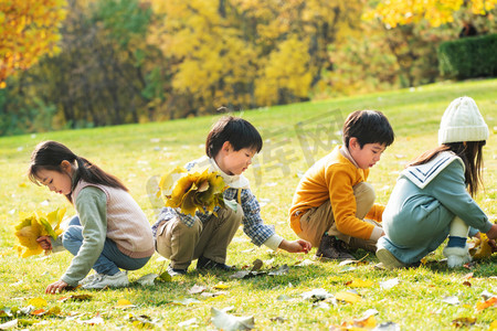 黄色快乐摄影照片_快乐的小朋友们在公园里玩树叶