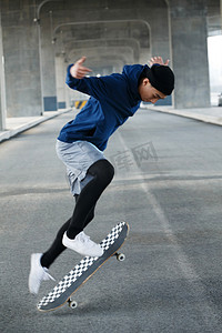 潮流生活摄影照片_玩滑板的年轻人