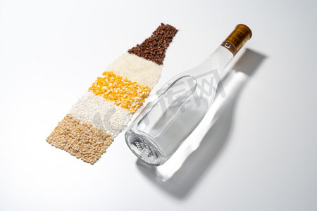 背景的酒杯和粮食商用酒瓶形状的粮食商用酒瓶形状的粮食商用白酒酒瓶