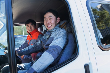 驾驶货车的物流人员