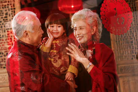 幸福的祖父母抱着孙子