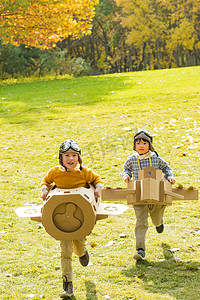 做纸飞机的儿童摄影照片_快乐男孩玩开飞机游戏