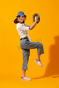 人物背景简洁摄影照片_年轻女孩打棒球