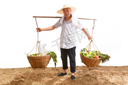 农民挑着蔬菜