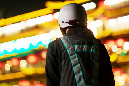 夜晚餐厅外等待的代驾员背影