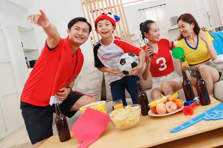 世界杯足球赛摄影照片_在家看球赛的快乐家庭