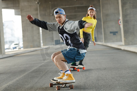 玩滑板的年轻人