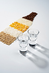 小麦高粱摄影照片_白色背景的酒杯和粮食