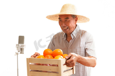 网络直播背景摄影照片_农民在线直播销售水果