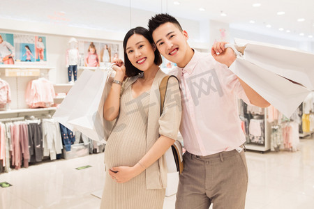 商场购物人物摄影照片_孕妇和丈夫在商场购物