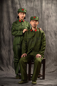 军装照背景摄影照片_青年夫妇的军装照