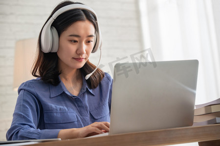 学习在线摄影照片_青年女人在线学习